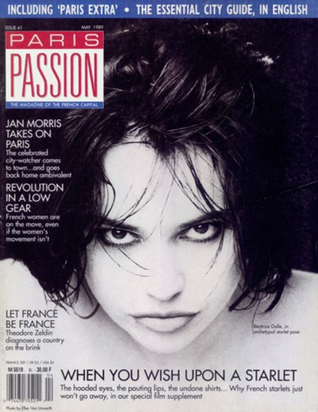 Plakat einer Frau auf dem Cover von Paris Passion Magazine in einem weißen Kleid mit tiefem Ausschnitt, frisiert zu einem glatten Bob mit geschlossenen Augen und leicht geöffneten Lippen, Text lautet 'Paris Passion' in fetter schwarzer Schrift.