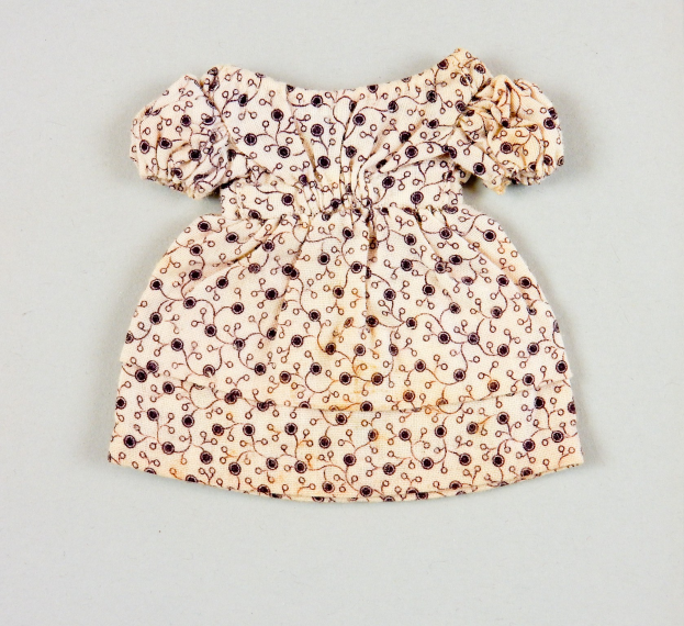 Ein weißes Sommerkleid mit Knie-Länge, rundem Halsausschnitt, kurzen Ärmeln und einem weiten Rock, das ein komplexes mehrfarbiges Muster aufweist, auf einer weißen Oberfläche präsentiert.