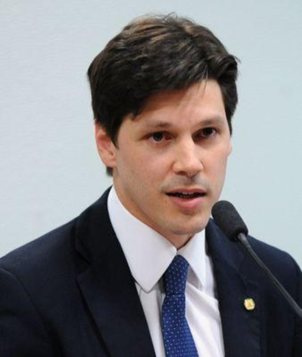 Ein Mann im Anzug und Krawatte spricht in ein Mikrofon vor einer Wand, wahrscheinlich in Reaktion auf Nachrichten über ein Regierungsgesetz, das das Internet verbieten soll.