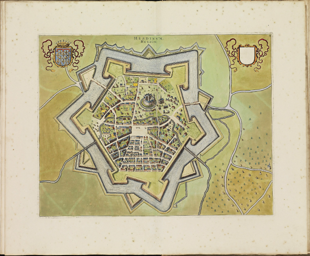 Offenes Buch mit detaillierter Karte von Heidelberg, Deutschland, mit sichtbaren Straßen, Gebäuden und Sehenswürdigkeiten.