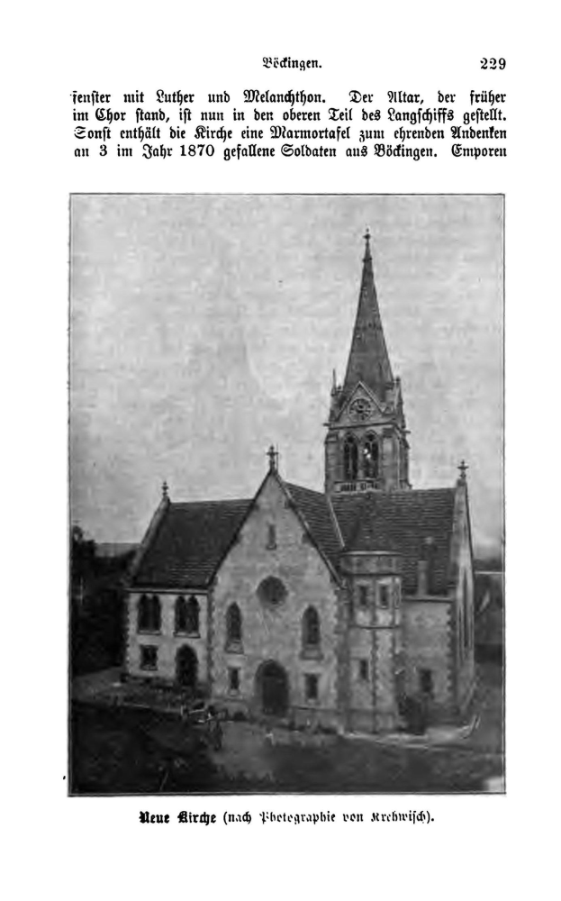 Schwarz-weiß-Foto der St. Peter Kirche in Stuttgart, Deutschland, mit einem Kirchturm, umgeben von Bäumen unter einem klaren Himmel, mit dem Namen der Kirche oben und unten auf dem Bild.