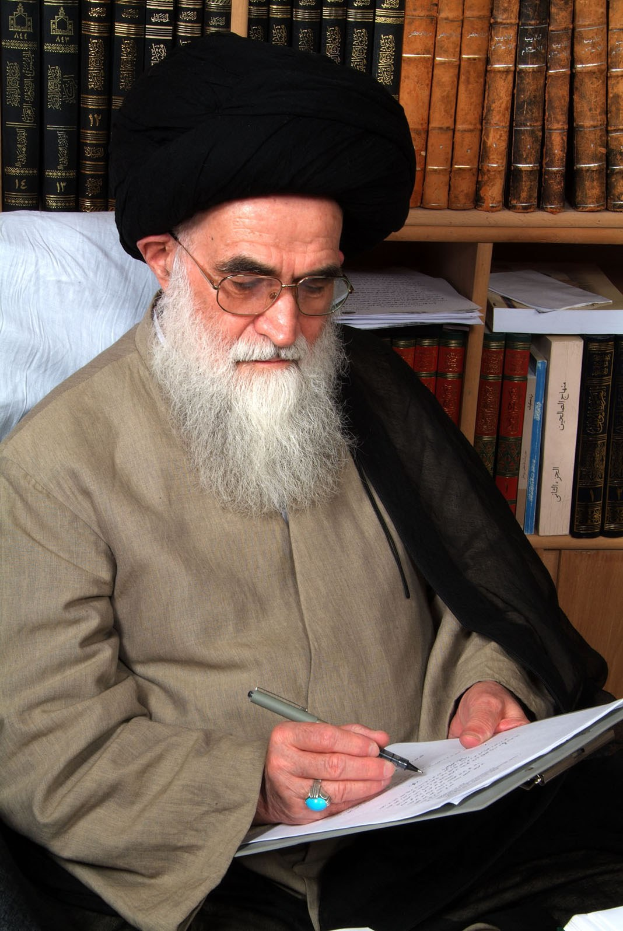 Ayatollah Ali Khamenei, der Oberste Führer von Iran, sitzt an einem Schreibtisch und schreibt auf Papier mit einem Stift, mit einem Bücherregal voller Bücher dahinter.