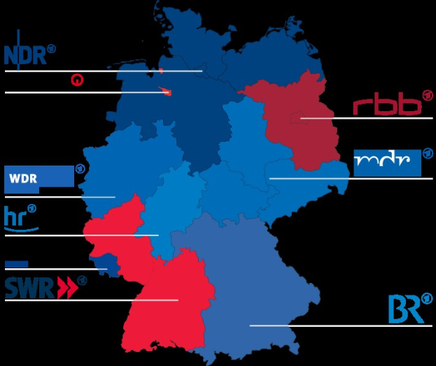 Karte von Deutschland, die die Ergebnisse der Wahl 2016 mit Bundesländern in Rot und Blau zeigt, begleitet von Text, der Kandidaten und Wahldatum nennt.