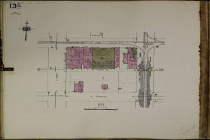 Offenes Buch mit detaillierter Stadtkarte und Architekturplänen mit begleitendem Text.