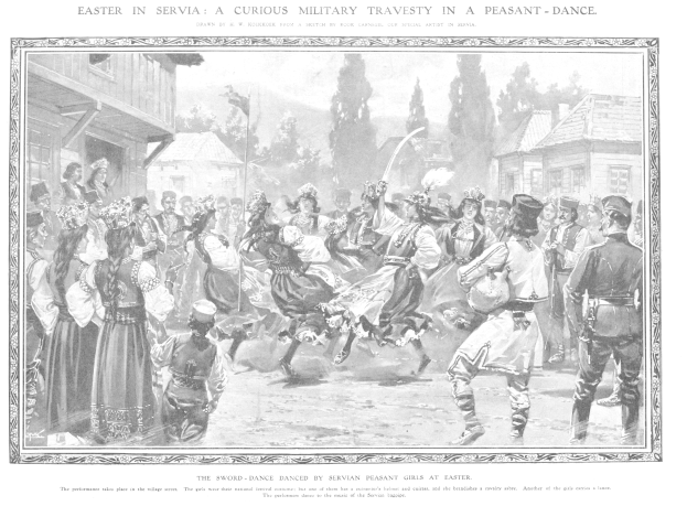 Schwarz-weißes Bild von Menschen, die vor einer Menge tanzen, mit Häusern und Bäumen im Hintergrund und Text unten, der "Ostersonntag in Servia: Eine kuriose militärische Travestie in einem Bauerntanz" lautet.