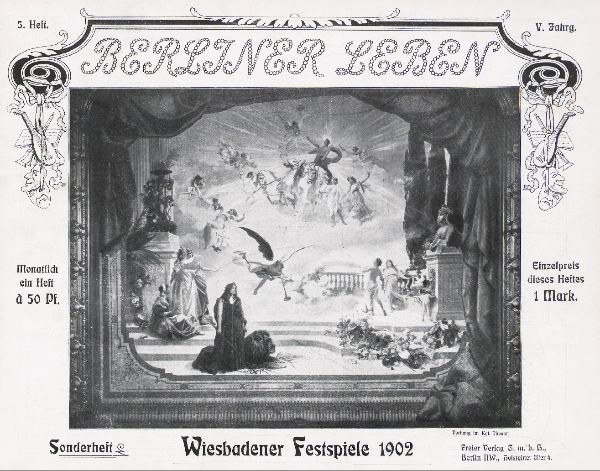 Schwarzes und weißes Foto einer Bühne mit dem Label "Wiesbadener Festspiele 1902", auf der Schauspieler in traditioneller deutscher Tracht zu sehen sind, bunte Bühnendekorationen und ein applaudierendes Publikum im Hintergrund.