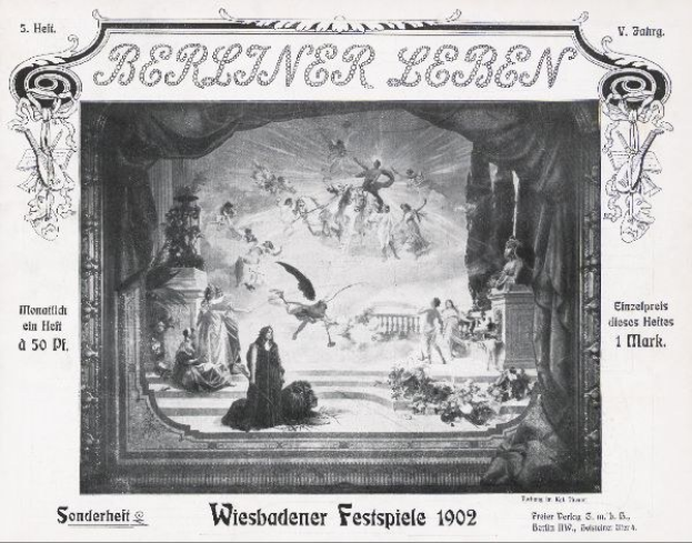 Schwarzes und weißes Foto einer Bühne mit dem Label "Wiesbadener Festspiele 1902", auf der Schauspieler in traditioneller deutscher Tracht zu sehen sind, bunte Bühnendekorationen und ein applaudierendes Publikum im Hintergrund.