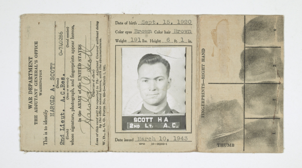 Ein altes Passfoto mit einem Mannsbild, Text und Fingerabdrücken.