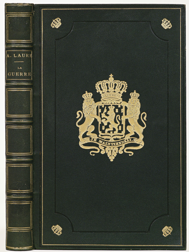 Schwarzes Gesetzbuch mit goldener Krone obenauf, weißer Hintergrund, Text und Logo auf dem Cover.