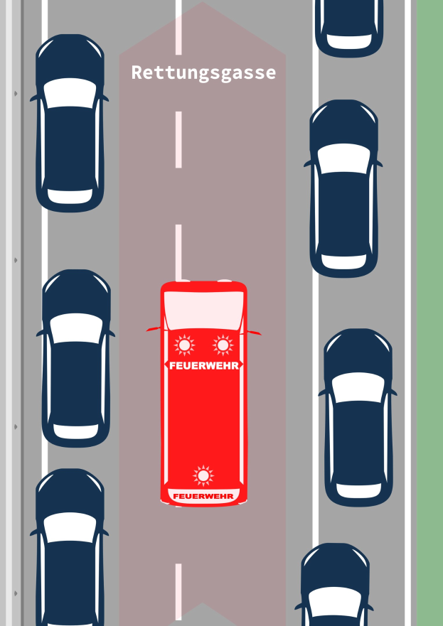 Roter Wagen mit "Rettungsgasse"-Text auf einer Straße umgeben von anderen Fahrzeugen.