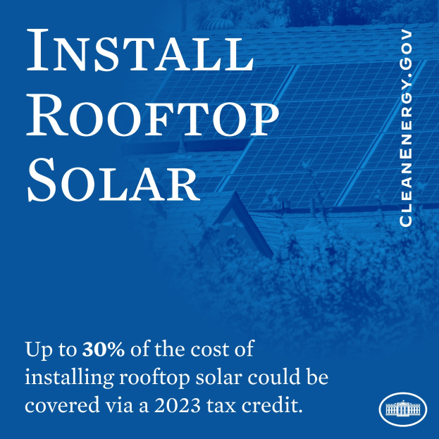 Plakat, das eine 2023-Steuergutschrift von bis zu 30 % der Kosten für die Installation von Dachsolarenergie zeigt, mit Bäumen und einem Gebäude mit Solarpanelen im Hintergrund.