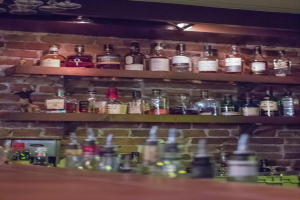 Mehrere Weinflaschen sind ordentlich auf Holzregalen angeordnet.