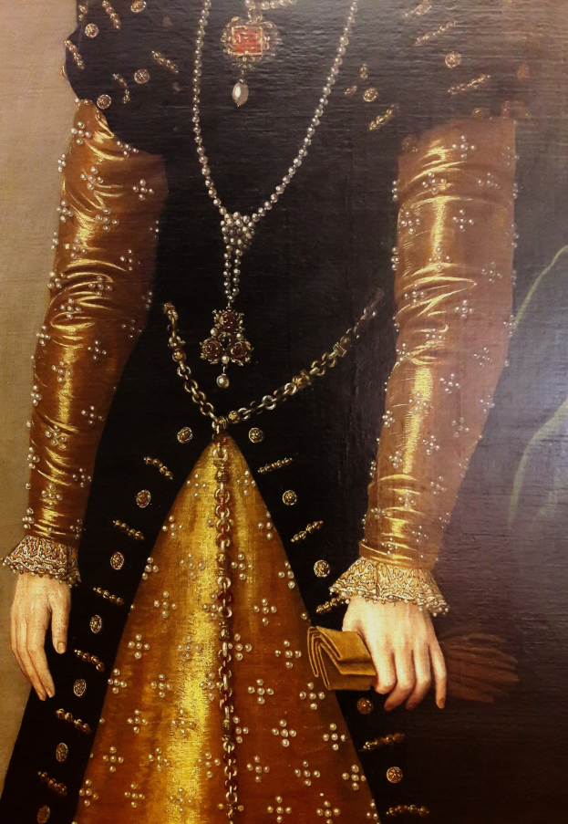 Gemälde einer Frau in einem goldenen Kleid mit hohem Ausschnitt und langen Ärmeln, die eine Tasche hält.