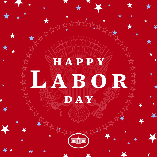 Plakat mit "Happy Labor Day" in fetter weißer Schrift auf einem hellroten Hintergrund, umgeben von farbigen Sternen verschiedener Größen.