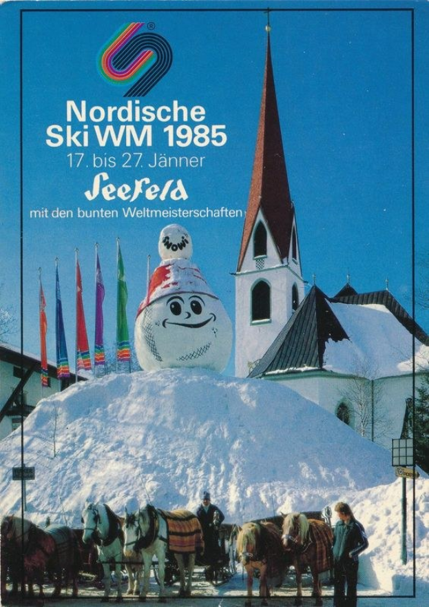Plakat für die Nordischen Ski-Weltmeisterschaften 1985 in Seefeld, Schweiz, das eine verschneite Landschaft mit Skifahrern, Pferden, Stangen, Fahnen, Gebäuden, Bäumen und Himmel sowie Text zeigt.