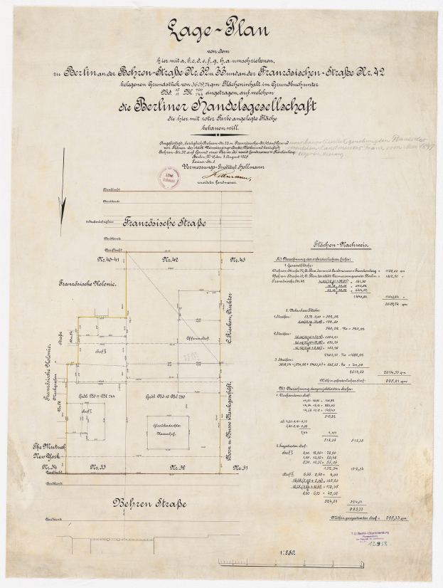 Altes Dokument mit handgezeichneter Grundrissplan der Berliner Handelsgesellschaft, mit Text und einem Stempel auf der linken Seite.