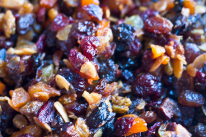 Eine Vielfalt an Lebensmitteln mit sichtbaren Zutaten oben drauf.