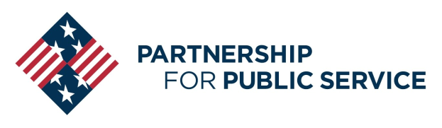 Ein Logo mit den Worten 'Partnership for Public Service' in fetter, schwarzer Schrift, mittig in einem blauen Kreis mit einem weißen Stern, umgeben von einem weißen Rand und begleitet von einer blauen und weißen Fahne mit demselben Text.