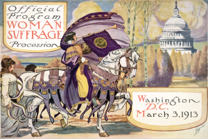 Eine Frau zu Pferd mit einer Fahne und zwei Personen links daneben vor Bäumen und einem Gebäude auf einem Plakat für den Women Suffrage Procession in Washington, D.C. am 3. März 1913.