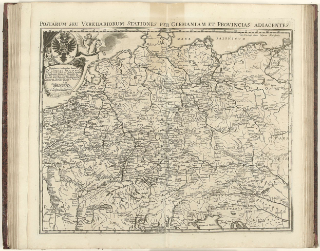 Offenes Buch mit detaillierter Deutschlandkarte, die geografische Merkmale, Flüsse, Berge und beschriftete Städte zeigt, begleitet von begleitendem Text.