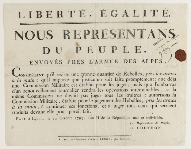 Papier mit französischer revolutionärer Text "Liberté égalité nous representants du peuple" und einer Münze auf der rechten Seite.