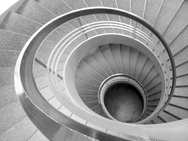 Treppe mit Metallgeländer.