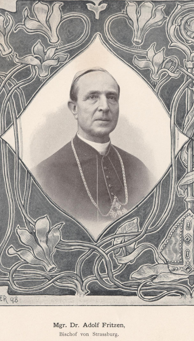 Schwarz-weißes Foto von Dr. Adolf Fritzen, Bischof von Straßburg, in Priesterroben, mit Text unten.