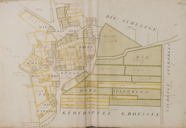 Ein altes Buch mit einer detaillierten Karte von Hamburg, Deutschland, mit Texten, die Informationen über die Bevölkerung, Straßen und Sehenswürdigkeiten der Stadt liefern.