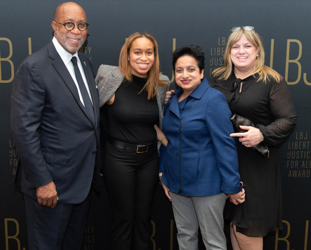 Vier Personen auf einem roten Teppich mit einem "Liberty Justice for All Awards"-Hintergrund