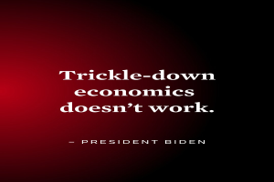 Ein Plakat mit fetter, schwarzer Schrift auf einem weißen Hintergrund, eingerahmt von einem schmalen schwarzen Rand, das "Trickle-Down Economics Doesn't Work" verkündet und einen Zitat von Präsident Biden enthält.