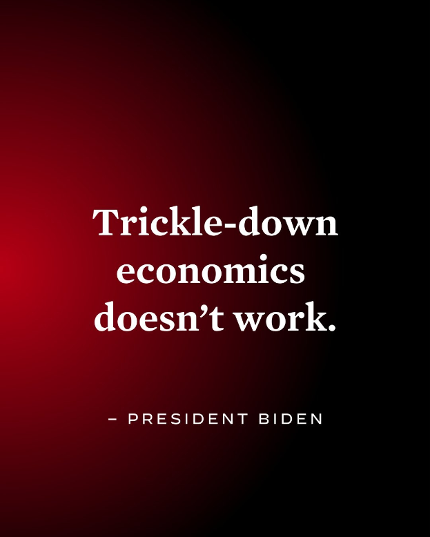 Ein Plakat mit fetter, schwarzer Schrift auf einem weißen Hintergrund, eingerahmt von einem schmalen schwarzen Rand, das "Trickle-Down Economics Doesn't Work" verkündet und einen Zitat von Präsident Biden enthält.