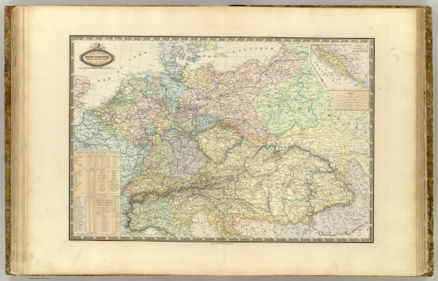 Ein offenes altes Buch zeigt eine detaillierte historische Karte von Deutschlands Provinzen und Städten.