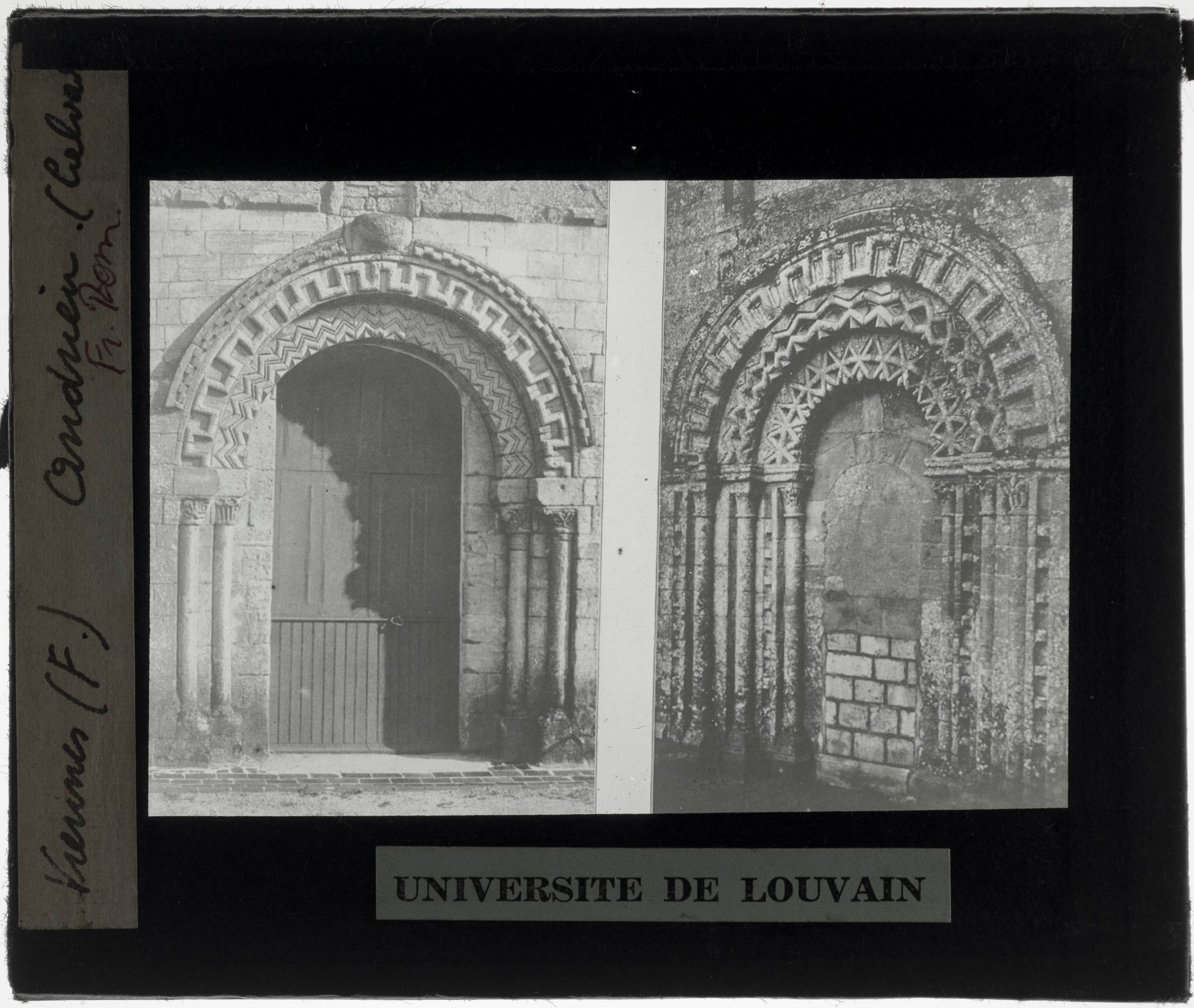 Schwarz-weiß-Foto eines Universitätsgebäudes mit Rundbogenfenstern und einer Tür, Text unten lautet "Die Universität..."