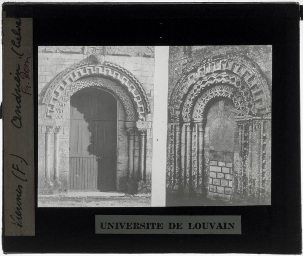 Schwarz-weiß-Foto eines Universitätsgebäudes mit Rundbogenfenstern und einer Tür, Text unten lautet "Die Universität..."