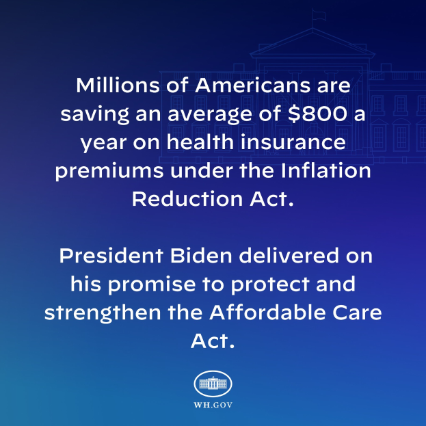 Blauer Hintergrund mit weißer Schrift, die besagt, dass Millionen von Amerikanern durchschnittlich $800 im Jahr an Gesundheitsversicherungsprämien unter dem Inflation Reduction Act sparen, mit einem Logo.