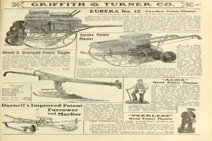 Ein altes Buch mit einer Zeichnung eines Traktors und einer Egge, Bilder von Bauern und Text über landwirtschaftliche Geräte.