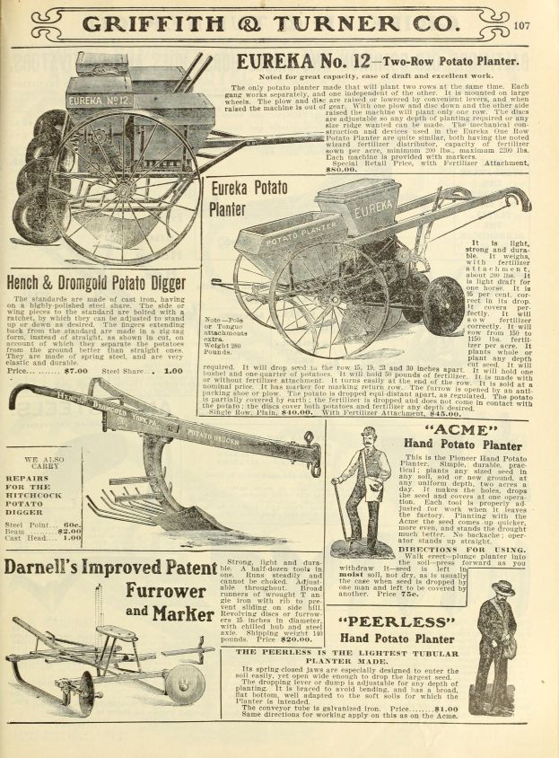Ein altes Buch mit einer Zeichnung eines Traktors und einer Egge, Bilder von Bauern und Text über landwirtschaftliche Geräte.