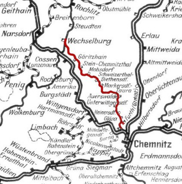 Schwarz-weiß-Karte einer Stadt mit einer roten Routenlinie, beschriftet als Wechselburg und Chemnitz-Bahn.
