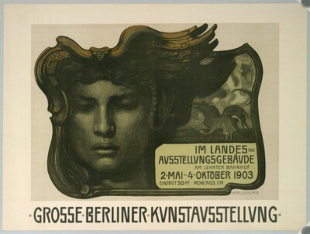 Ein Plakat mit einer Frau mit friedlichem Gesichtsausdruck, geschlossenen Augen und einem weißen Kleid mit einem blauen Schal, umgeben von dem Text "Grosse Berliner KVNSTAVSSTELLVING".