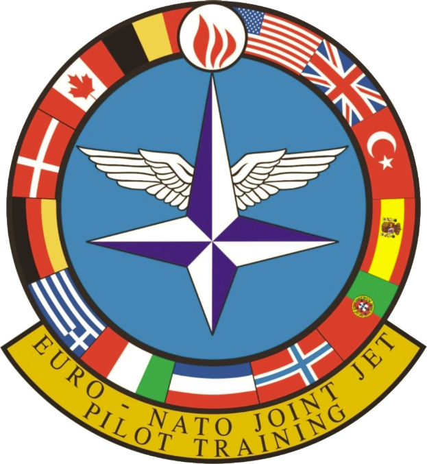 Logo der NATO Joint Jet Pilot Training: ein blauer Kreis mit einem weißen Stern, umgeben von vier farbigen Flaggen und dem Text 'NATO Joint Jet' in Weiß.