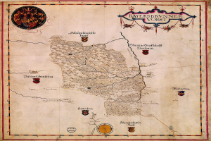 Ein detailliertes 15. Jahrhundert-Karte von Bayern, die geografische Merkmale wie Flüsse, Berge und Städte zeigt, begleitet von informativen Texten und Logos.