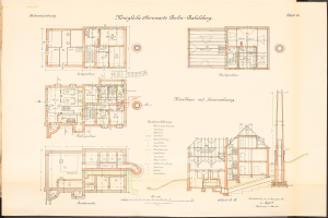 Altes Buch mit detaillierten Architekturplänen und Text, das eine Zeichnung des ursprünglichen Plans für das Königliche Hermwerk Berlin-Baklberg Gebäude enthält.
