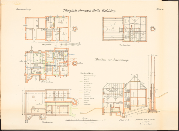 Altes Buch mit detaillierten Architekturplänen und Text, das eine Zeichnung des ursprünglichen Plans für das Königliche Hermwerk Berlin-Baklberg Gebäude enthält.