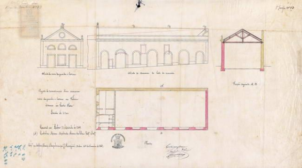 Ein detailliertes architektonisches Zeichnung eines mehrfenstrigen Schulgebäudes mit Text- und Lageplan-Elementen auf Papier.