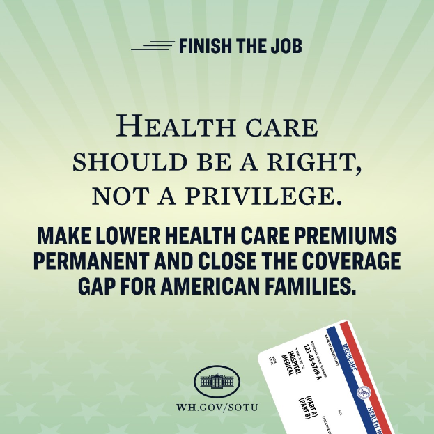 Ein Plakat mit der Aufschrift "Fertigmachen: Gesundheit sollte ein Recht sein, nicht ein Privileg" und eine Karte mit der Aufschrift "Mach niedrigere Gesundheitskosten permanent und schließe die Versorgungslücke für amerikanische Familien."