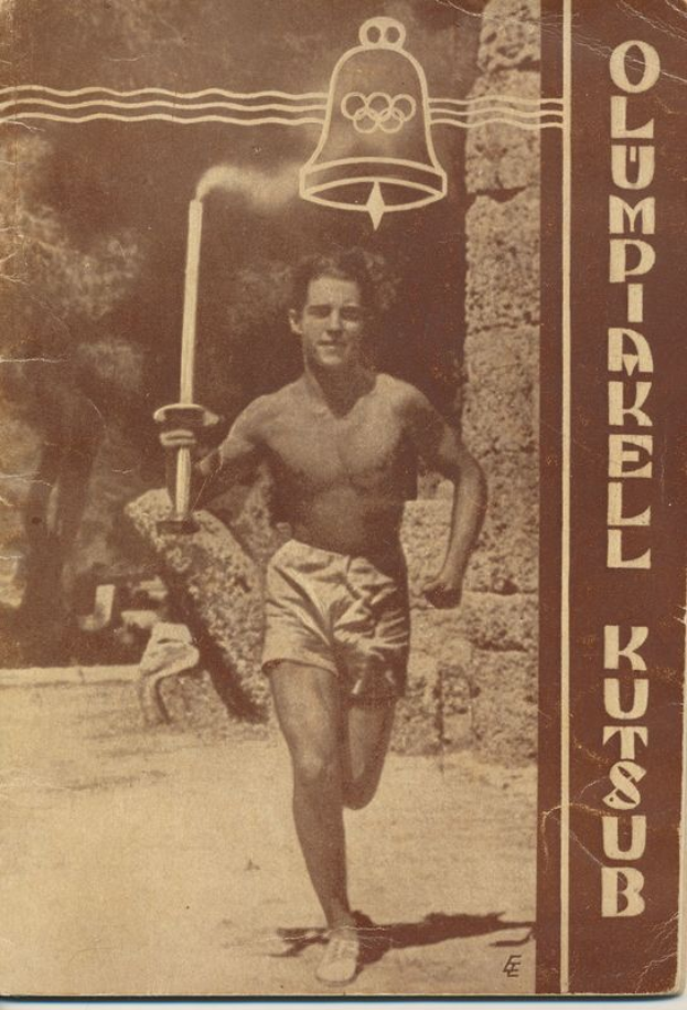 Ein Mann rennt mit einem Schwert in einer Hand und einer Glocke in der anderen, im Hintergrund eine Wand und Bäume; auf der rechten Seite steht Text, der "Olympische Spiele 1936" lautet.