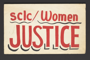 Ein Plakat mit fetter schwarzer Schrift, die 'scic/women justice' in der Mitte eines weißen Hintergrunds zeigt, eingerahmt von einem schwarzen Rand.