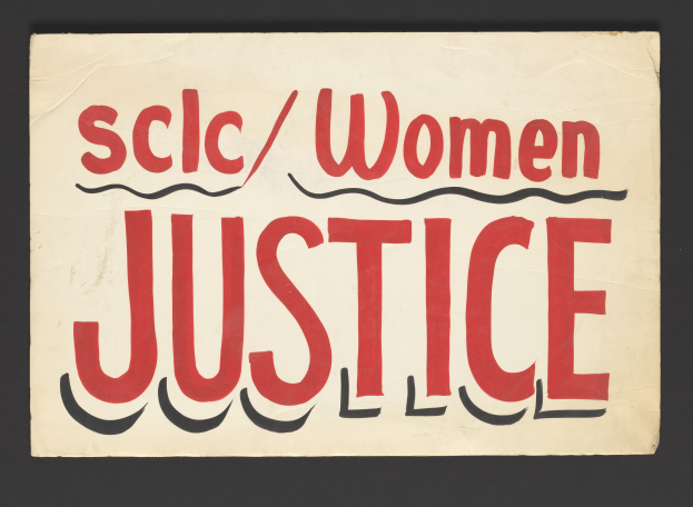 Ein Plakat mit fetter schwarzer Schrift, die 'scic/women justice' in der Mitte eines weißen Hintergrunds zeigt, eingerahmt von einem schwarzen Rand.