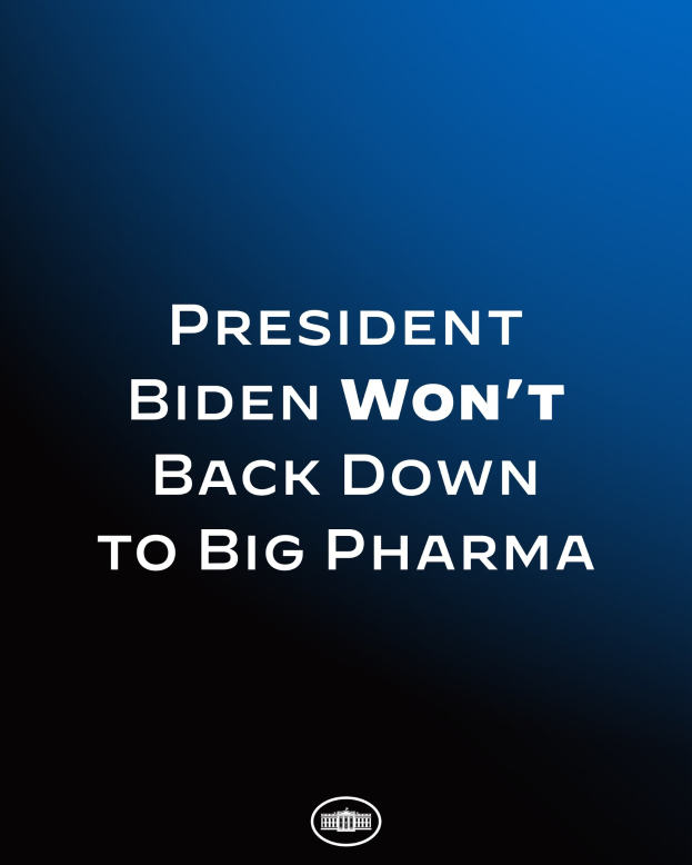 Blauer Hintergrund mit weißer Schrift, die 'Präsident Biden gibt Big Pharma nicht nach' lautet, und einem Logo unten.