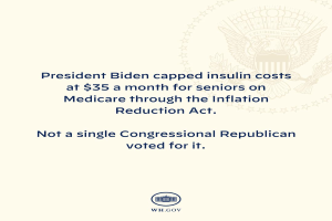 Ein Plakat mit Logo und Text, auf dem "Präsident Biden beschränkte die Insulin-Kosten auf 35 Dollar pro Monat für Senioren mit Medicare durch das Inflation Reduction Act".